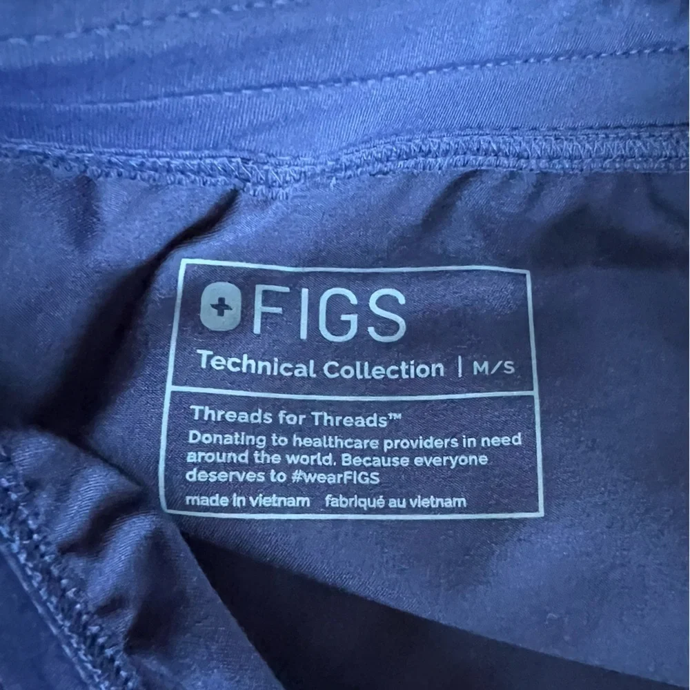FIGS Men’s Axim Cargo Scrub Pants™ in Navy Blue, size M/S